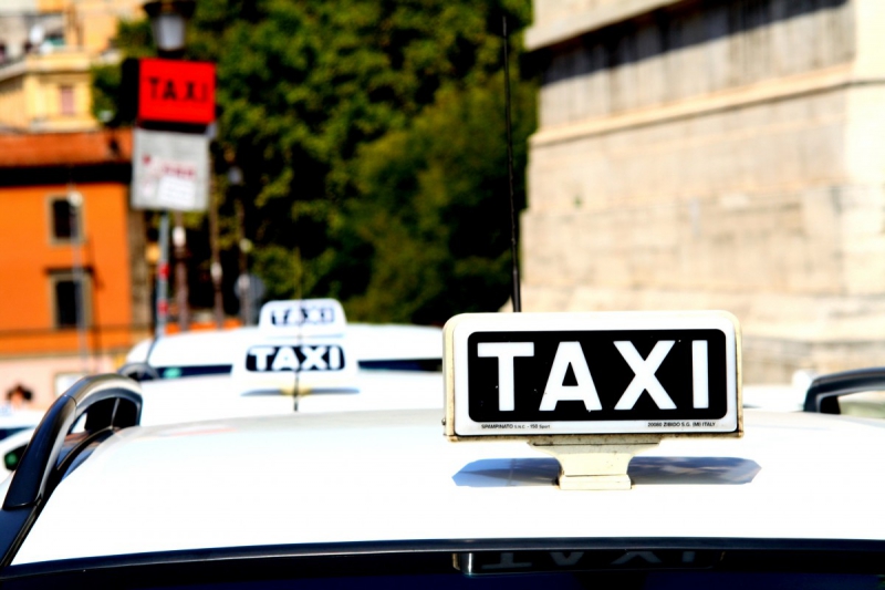 taxis-FAYENCE-min_taxi_auto_rome_road_white-1051610